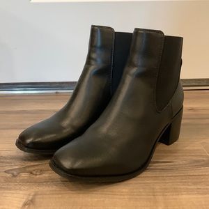 Amazon Essentials Black Heeled Booties